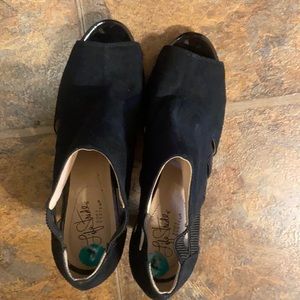 Heels with peep toe and sides